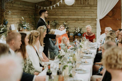Photo by Wychwood Weddings @wychwoodweddings