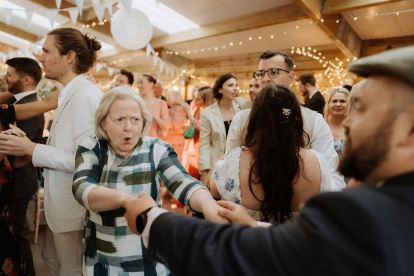 Photo by Wychwood Weddings @wychwoodweddings