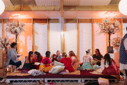 Photographer: @shiv_weddings 
Caterer: @tamutamu_uk
Decor: @occasions_by_plush
Makeup & Hair: @mish_mish_mua
